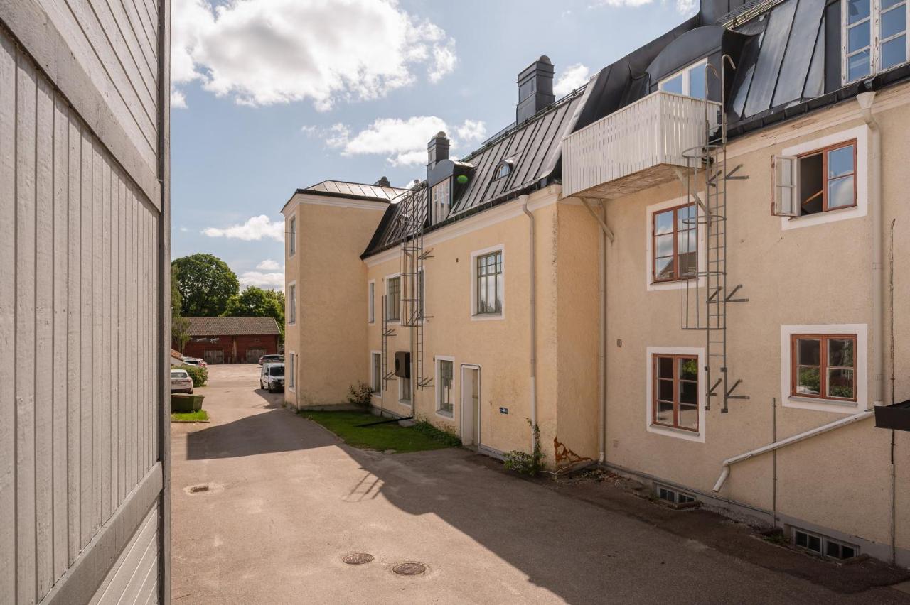 Comfort Meets Style in Central Norberg - Chambres d'hôtes Norberg