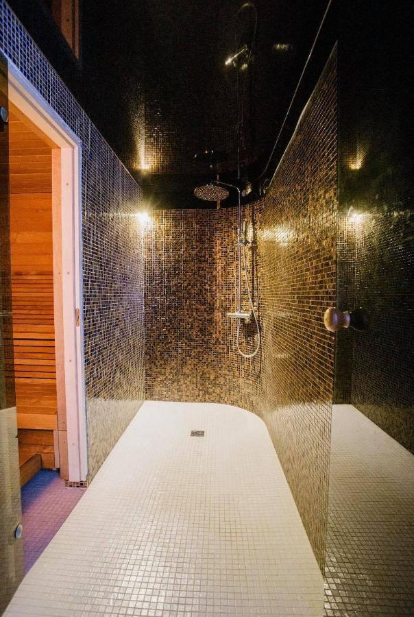 ROMANTIC SUlTE WITH ITS OWN SPA AND OPEN VIEW TO LUGANO - B&B Cademario