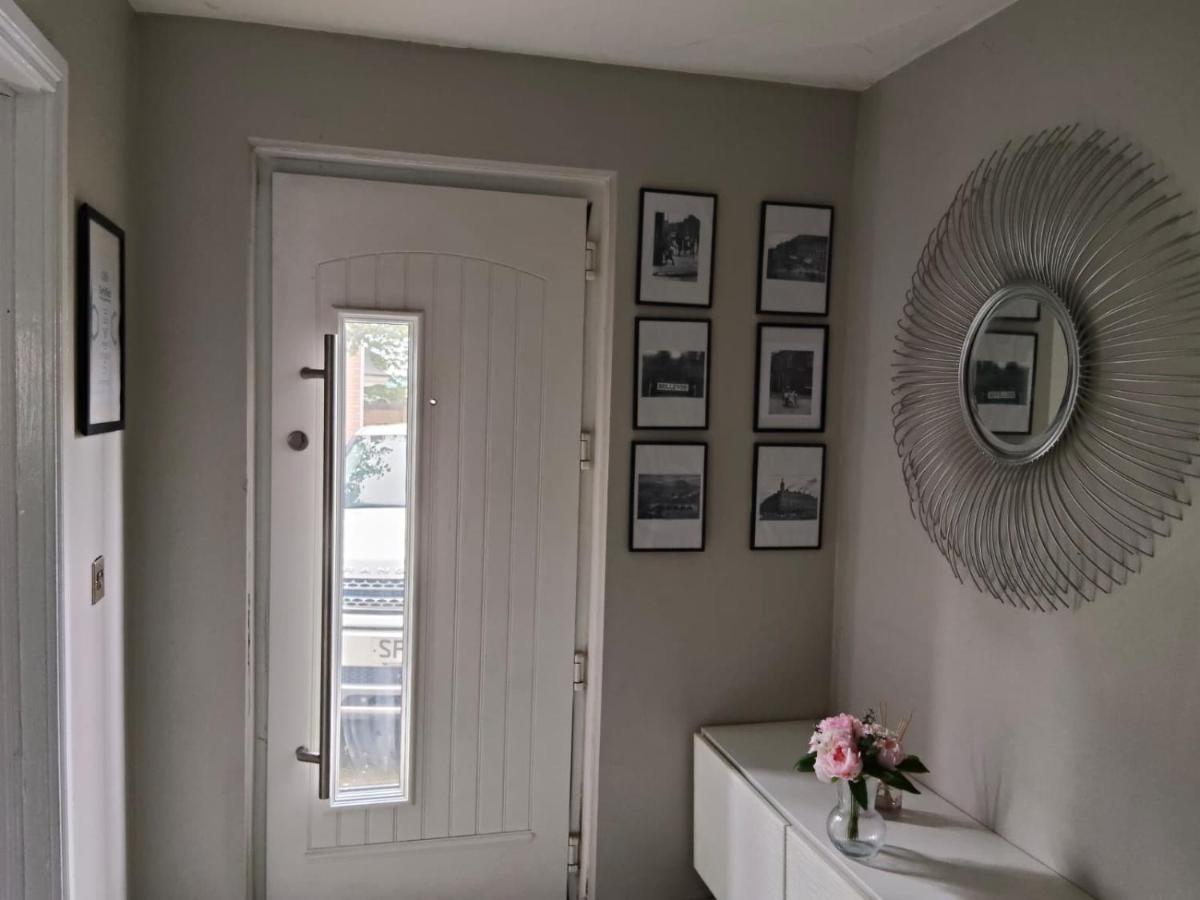 Stylish 5-bedroom retreat just minutes from Belfast city - Ferienwohnung Belfast