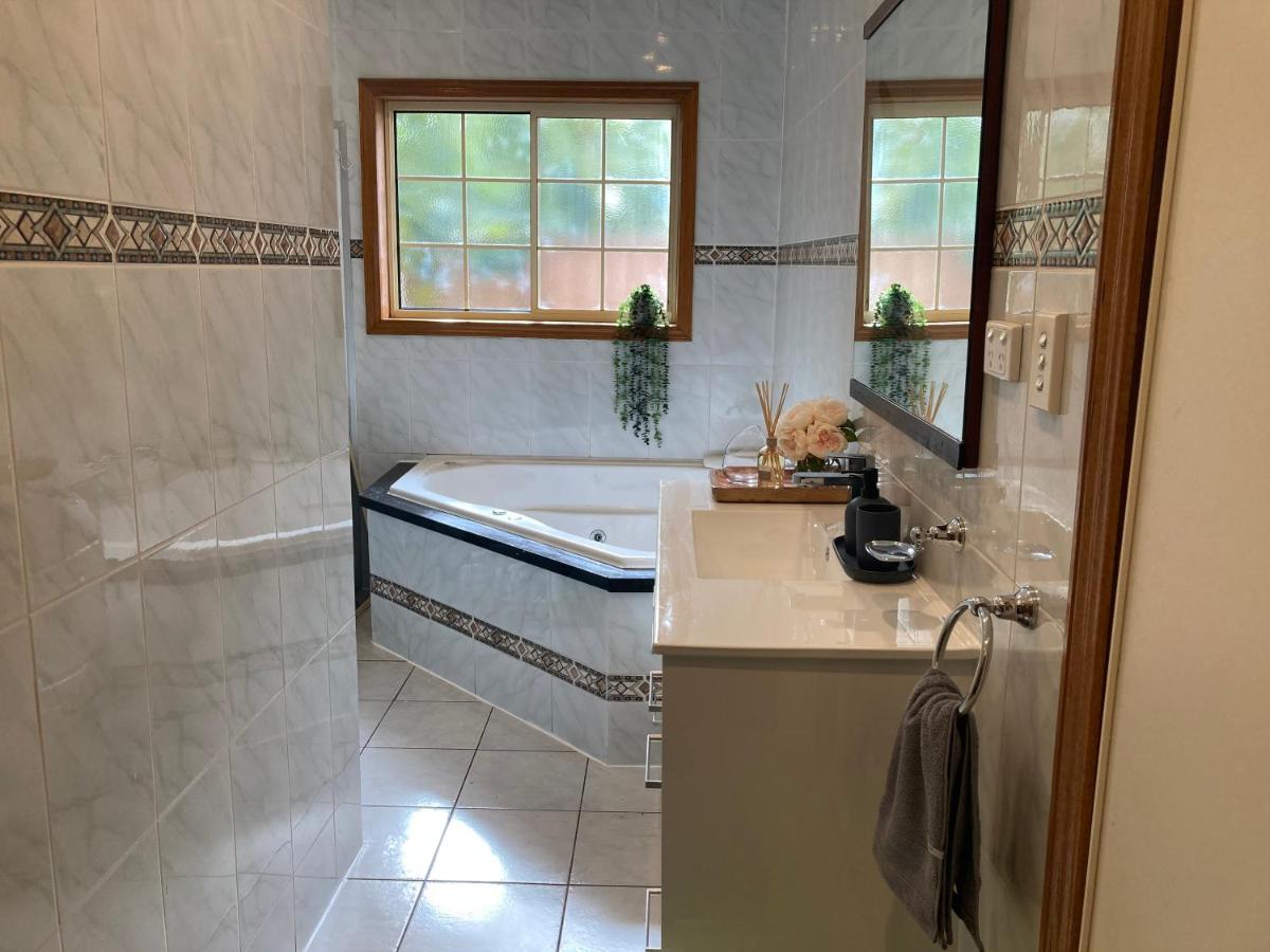 Style/Comfort/Spacious 4 bedroom house plus study - B&B
