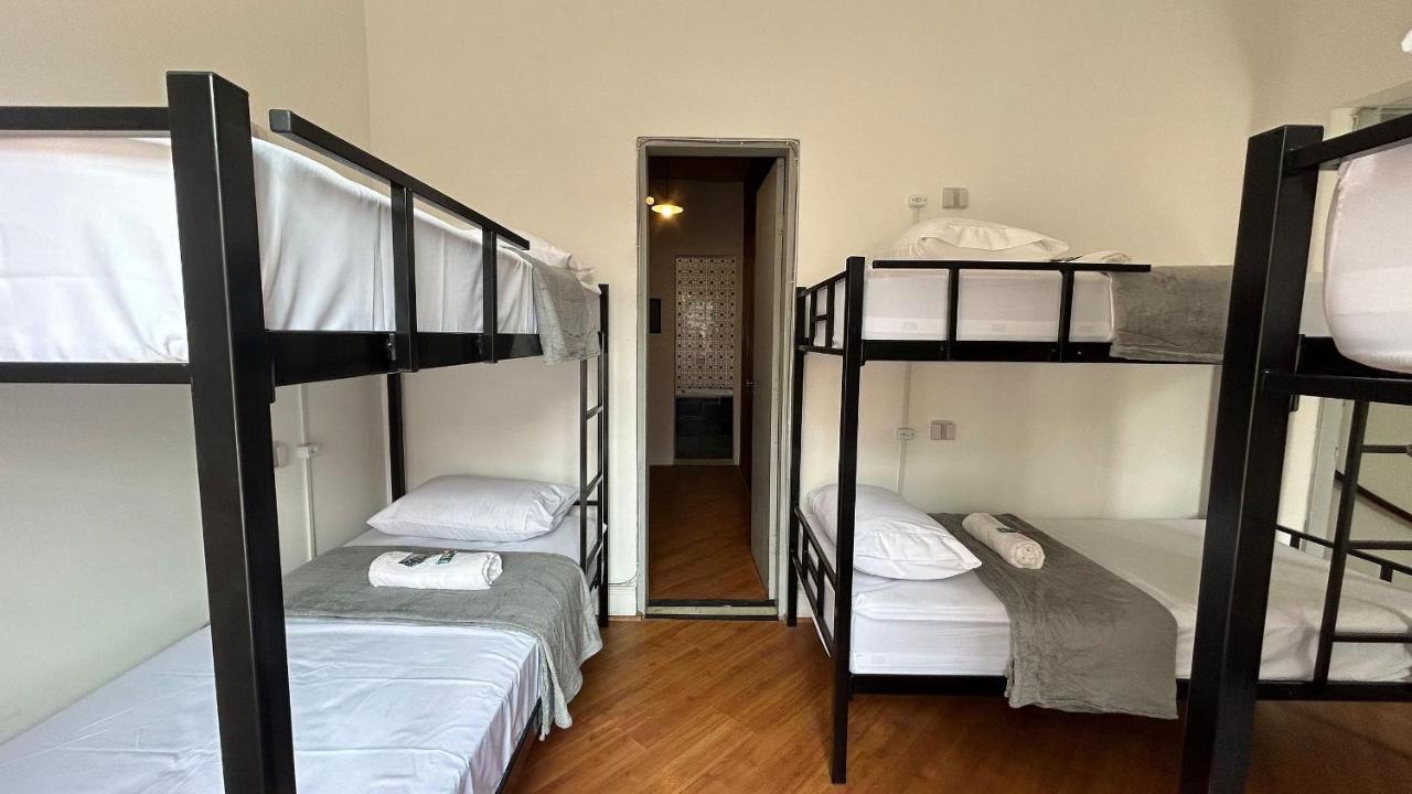 Einzelbett im Schlafsaal