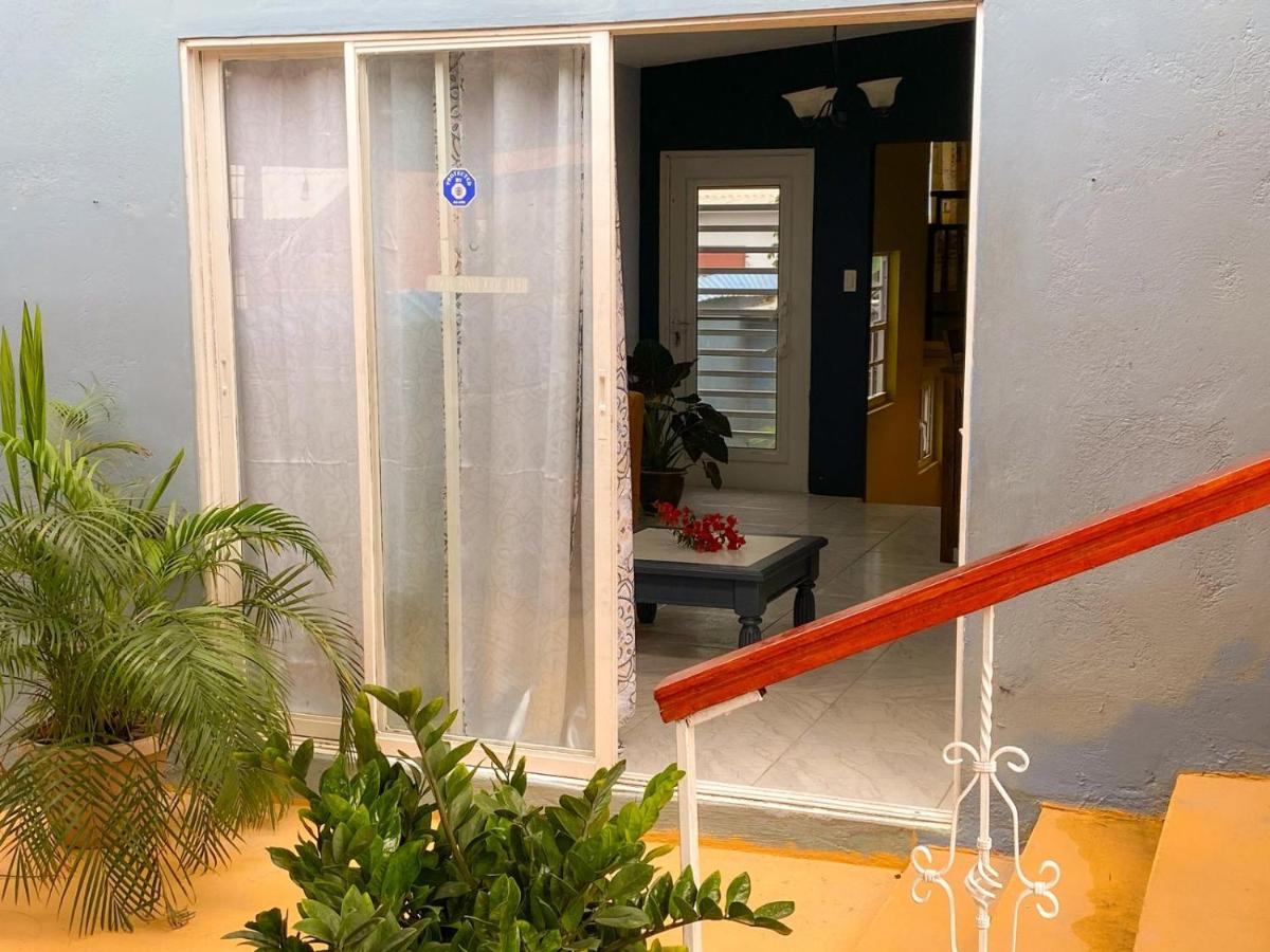 Colorful & Charming close to Curacao's Beaches - Bed and Breakfast Willemstad