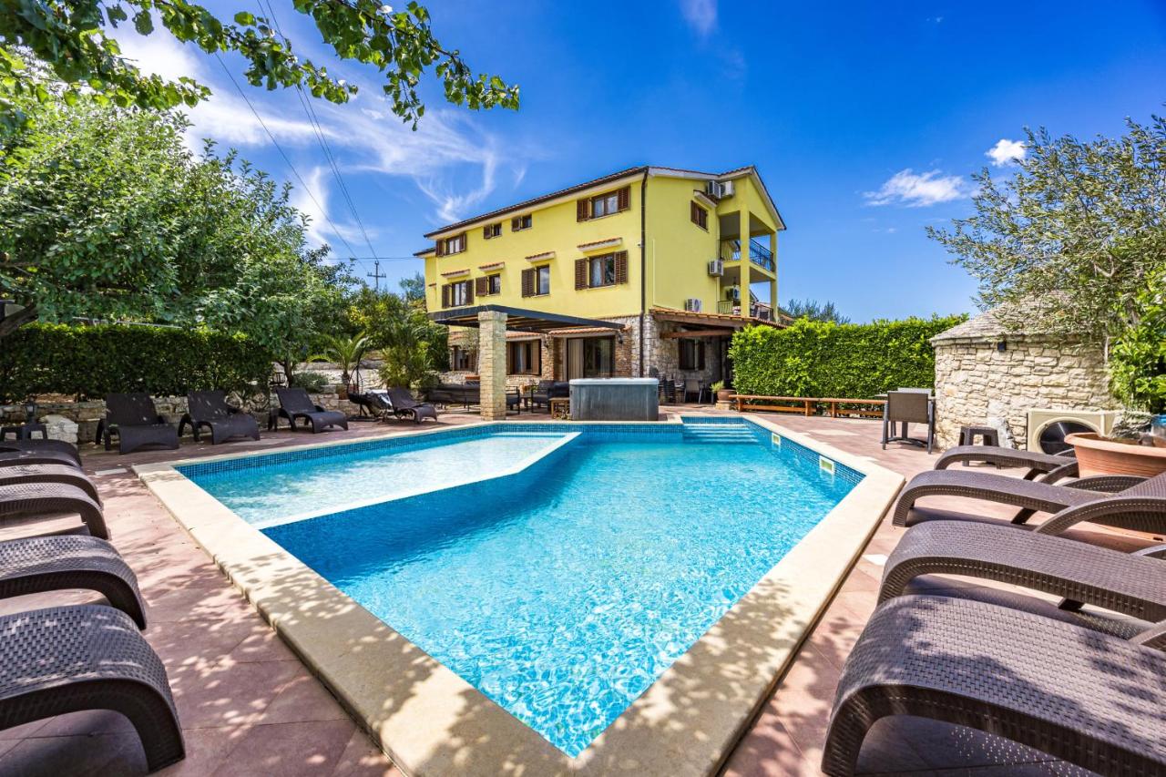 Villa Bucks near Poreč for 20 persons with Sea View, Whirlpool, Sauna & Fitness - B&B