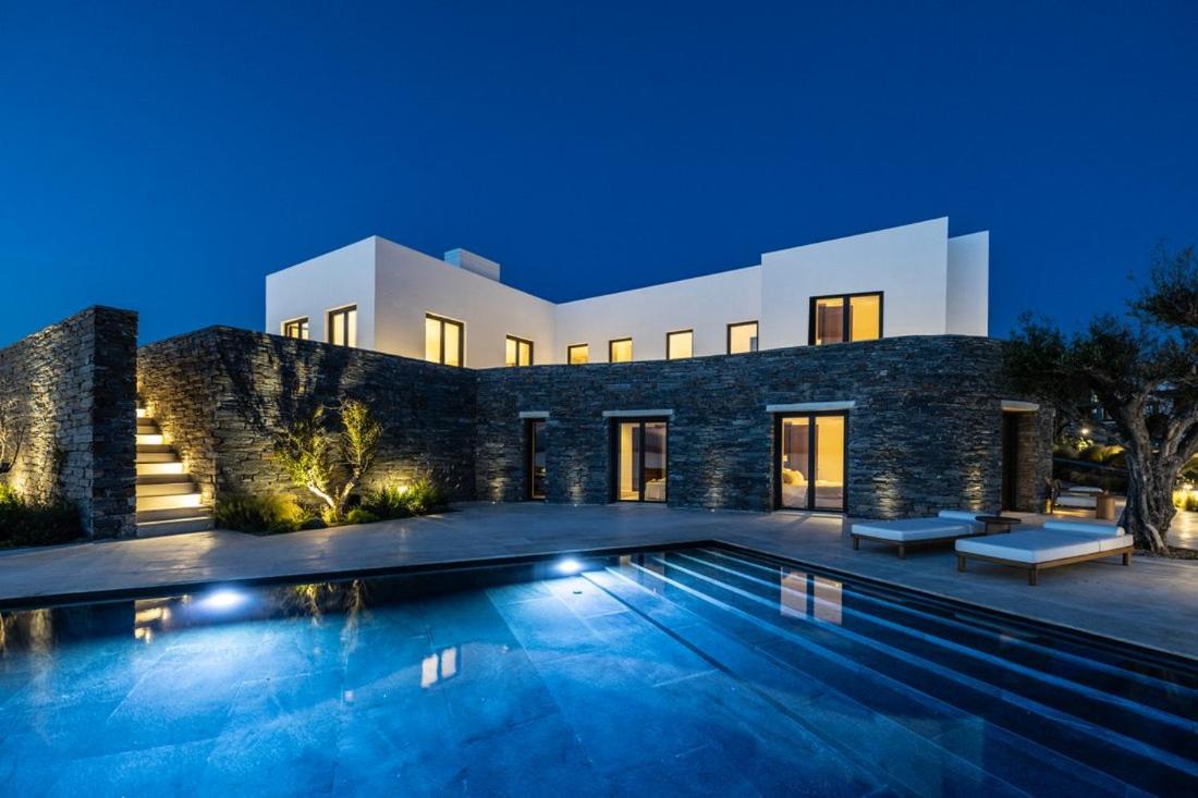 Gorgeous villa with swimming pool on the seashore - B&B