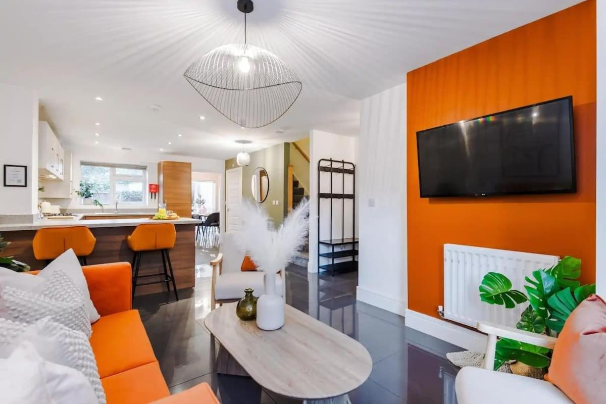 NEW Terracotta House - Fabulous 3 Bedroom House in Stoke-on-Trent - B&B