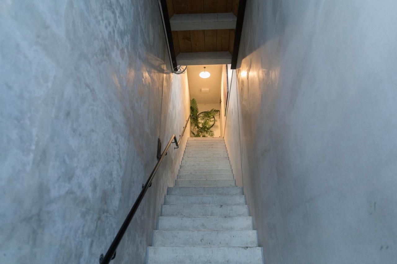 Huge Stylish Art Loft with Spa & Soaring Ceilings - B&B