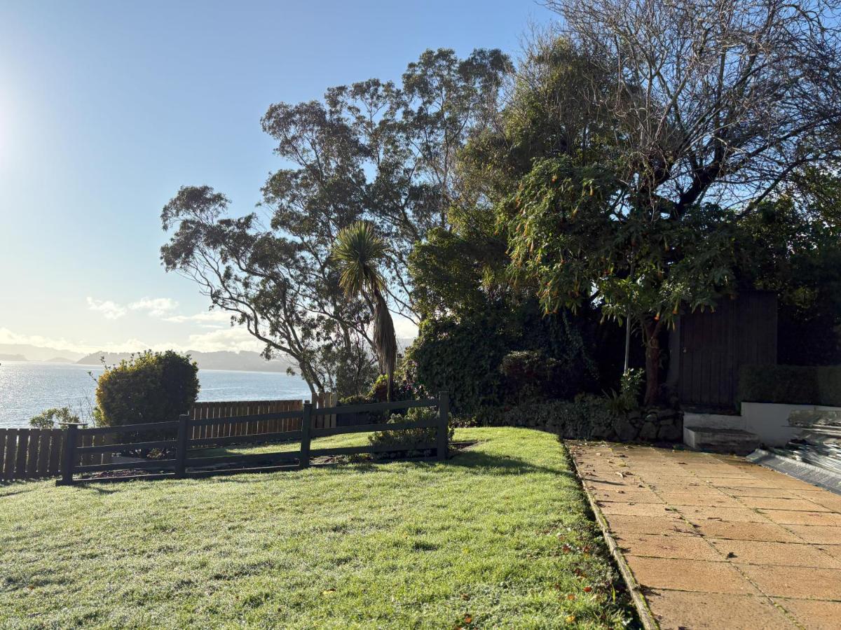 Sunny Waterfront Apartment - B&B Dunedin