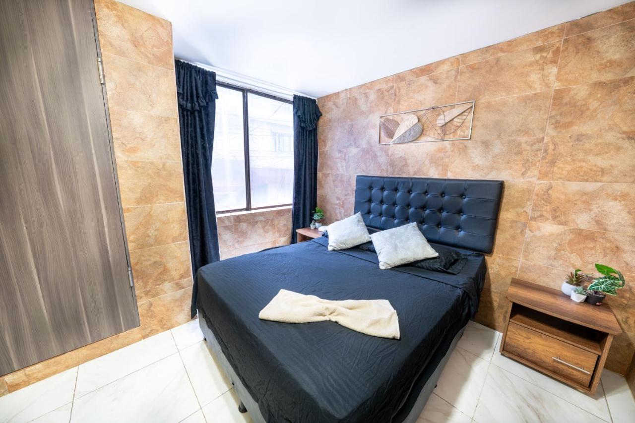 5 Bedroom - 1 Block from Lleras - P2 - Chambres d’hôtes Medellín