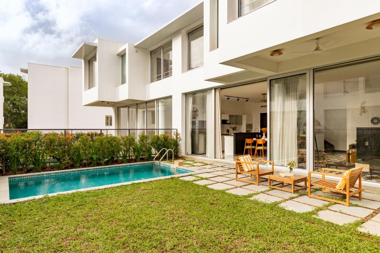 La Agueda 2BHK Luxury Villas 10 minutes from Candolim Beach with Private Pool, Fully Equipped Kitchen, Garden, 24x7 Security & WiFi - Chambres d’hôtes Nerul