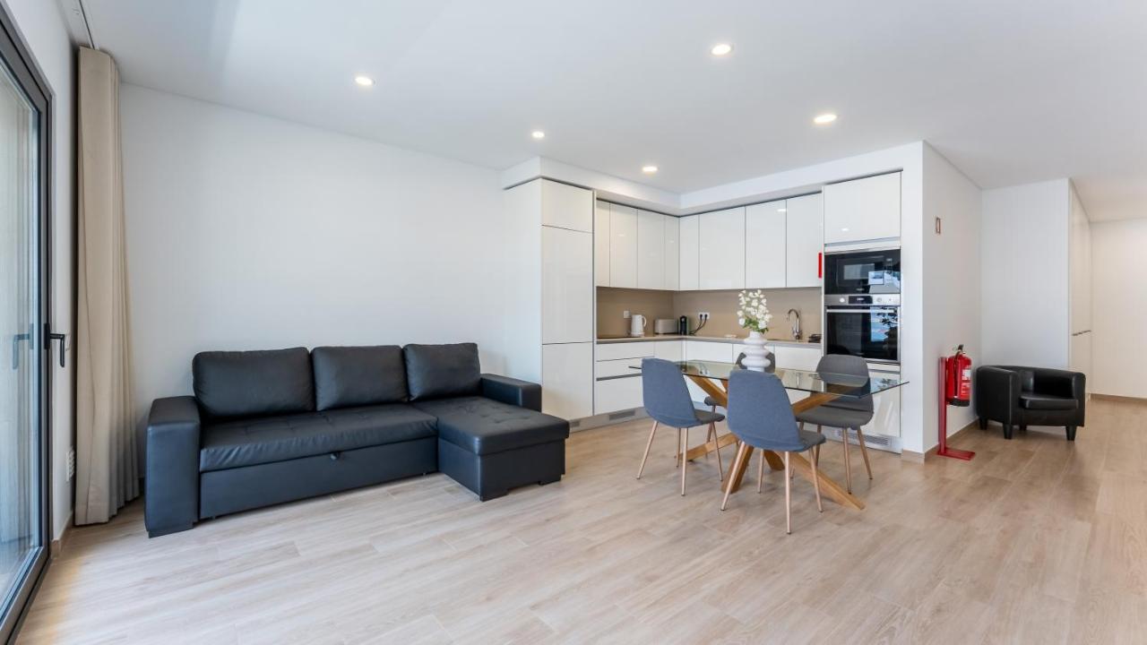 Elegant 2BDR Apartment in Quarteira by Lovelystay - B&B Quarteira