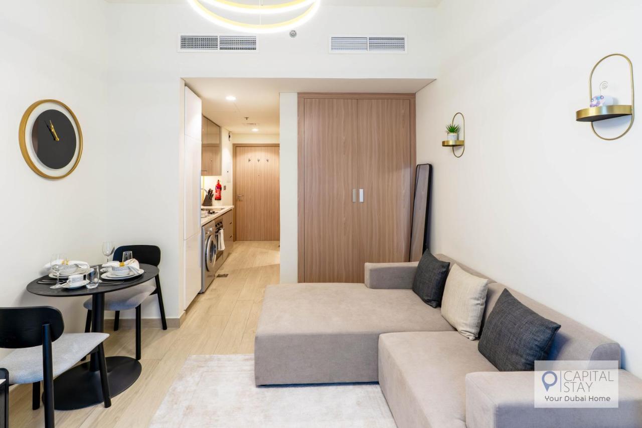 Estudio con vistas a la piscina