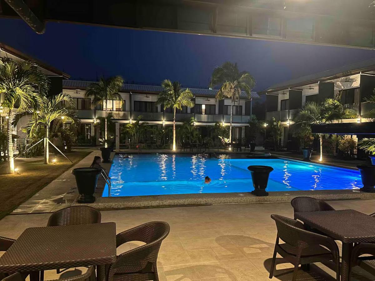 Tropical Poolside Apartment - B&B