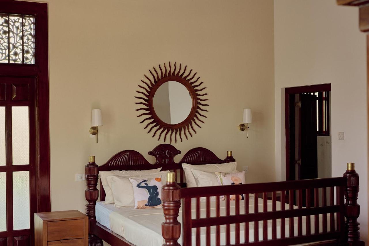 Zimmer mit Kingsize-Bett und Poolblick