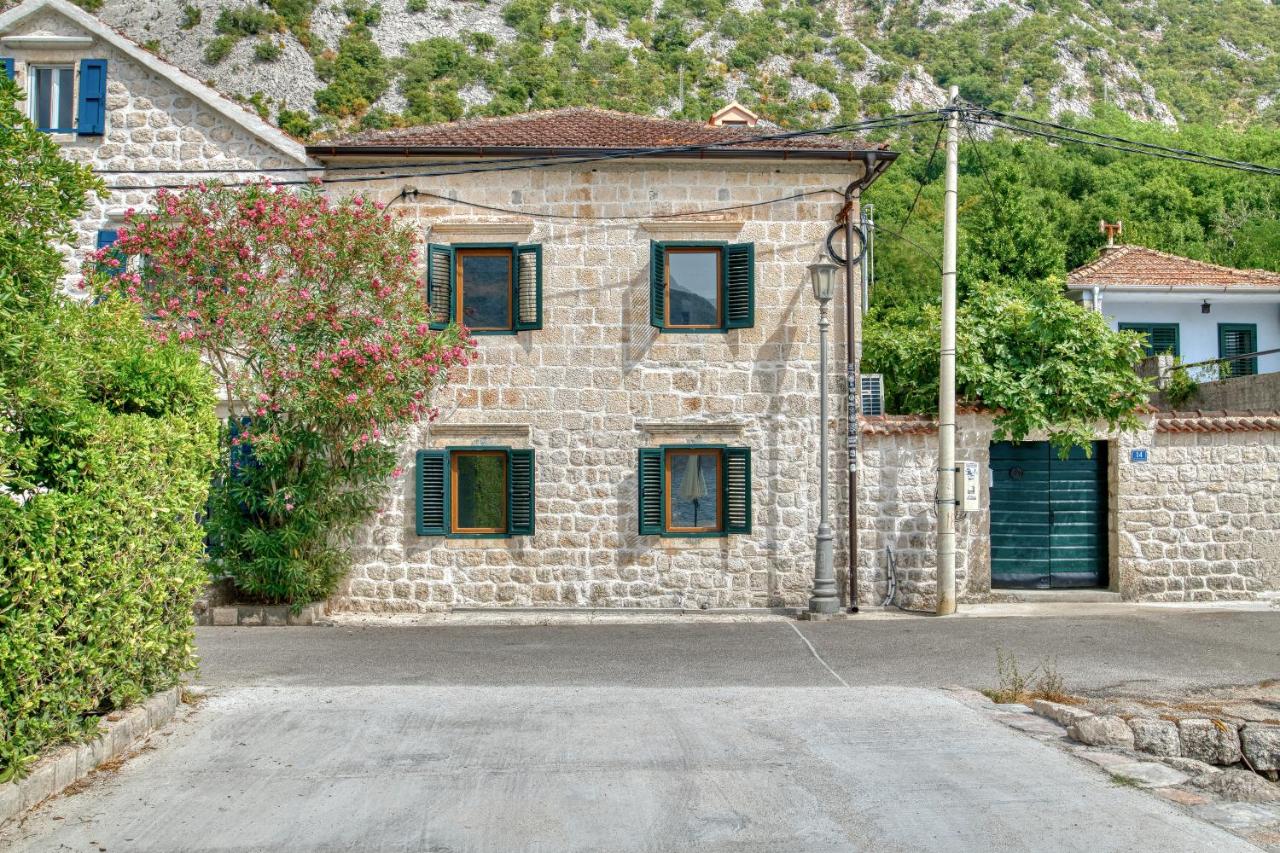 Waterfront house with private dock by MN Property - Bed and Breakfast Dobrota