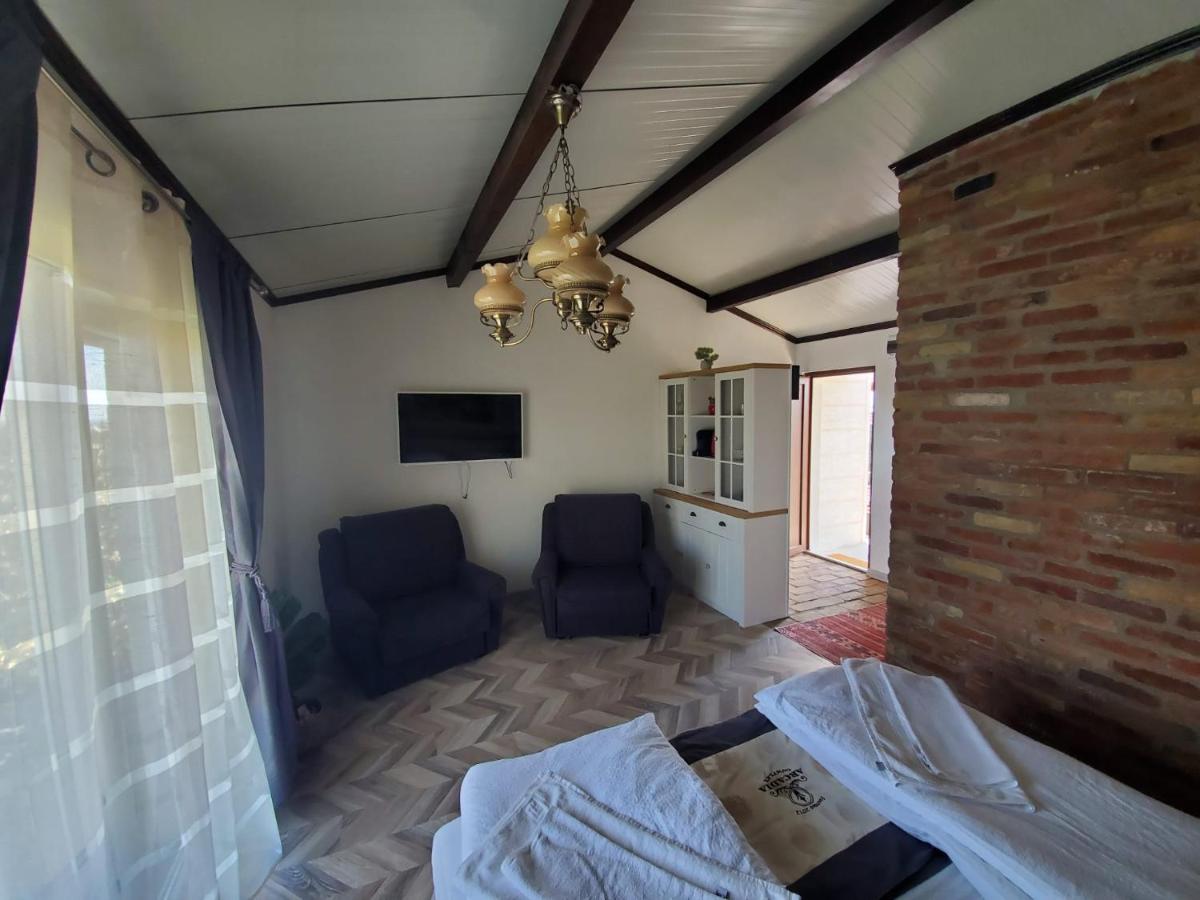 Deluxe Room (2 Adults + 1 Child)