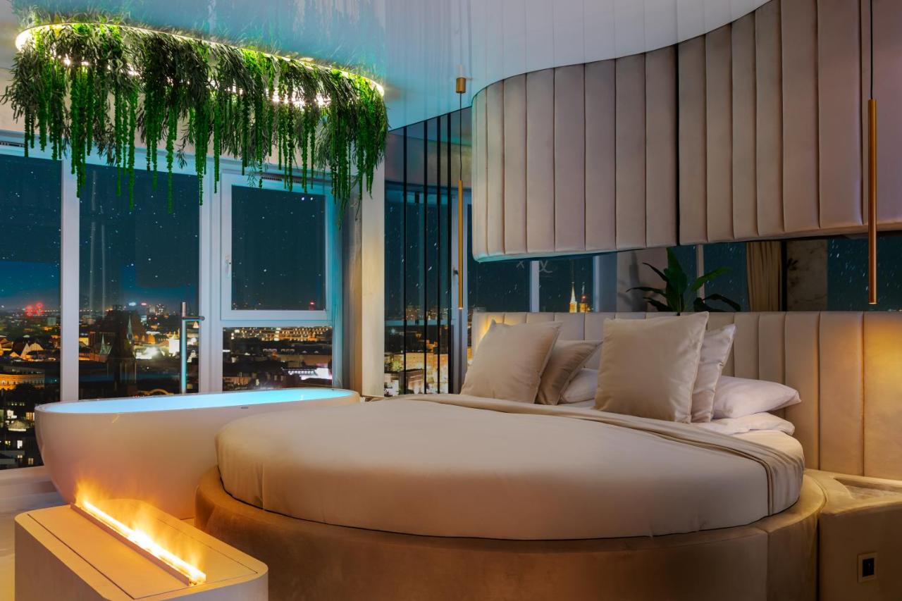 Luxury Apartment with Hot Tub & Cinema Zone and River view 