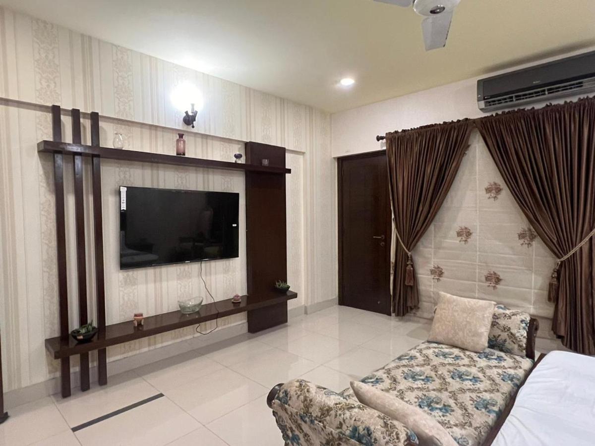 Zen Luxury Stay - 3BR Family Apartment DHA Phase 6 Nishat Commercial - Chambres d'hôtes Karâchi