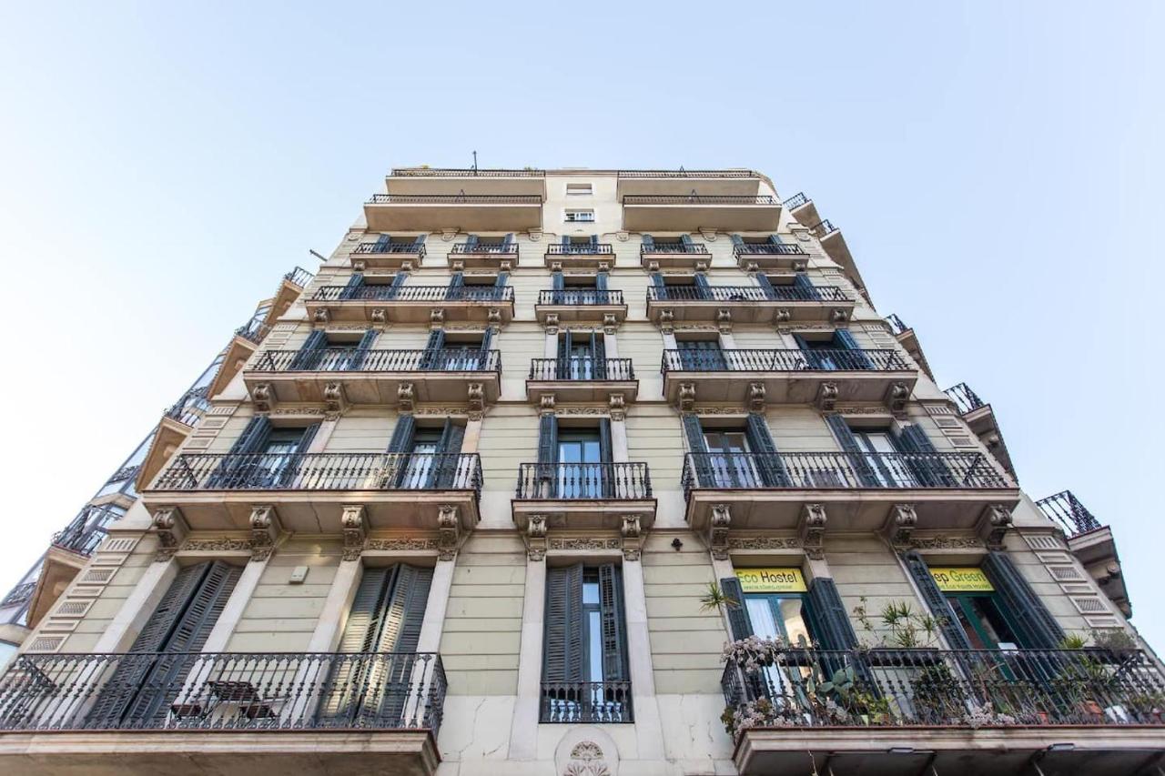 Quiet, Ultra-Central Stay KM0 for 3 - B&B Barcelona