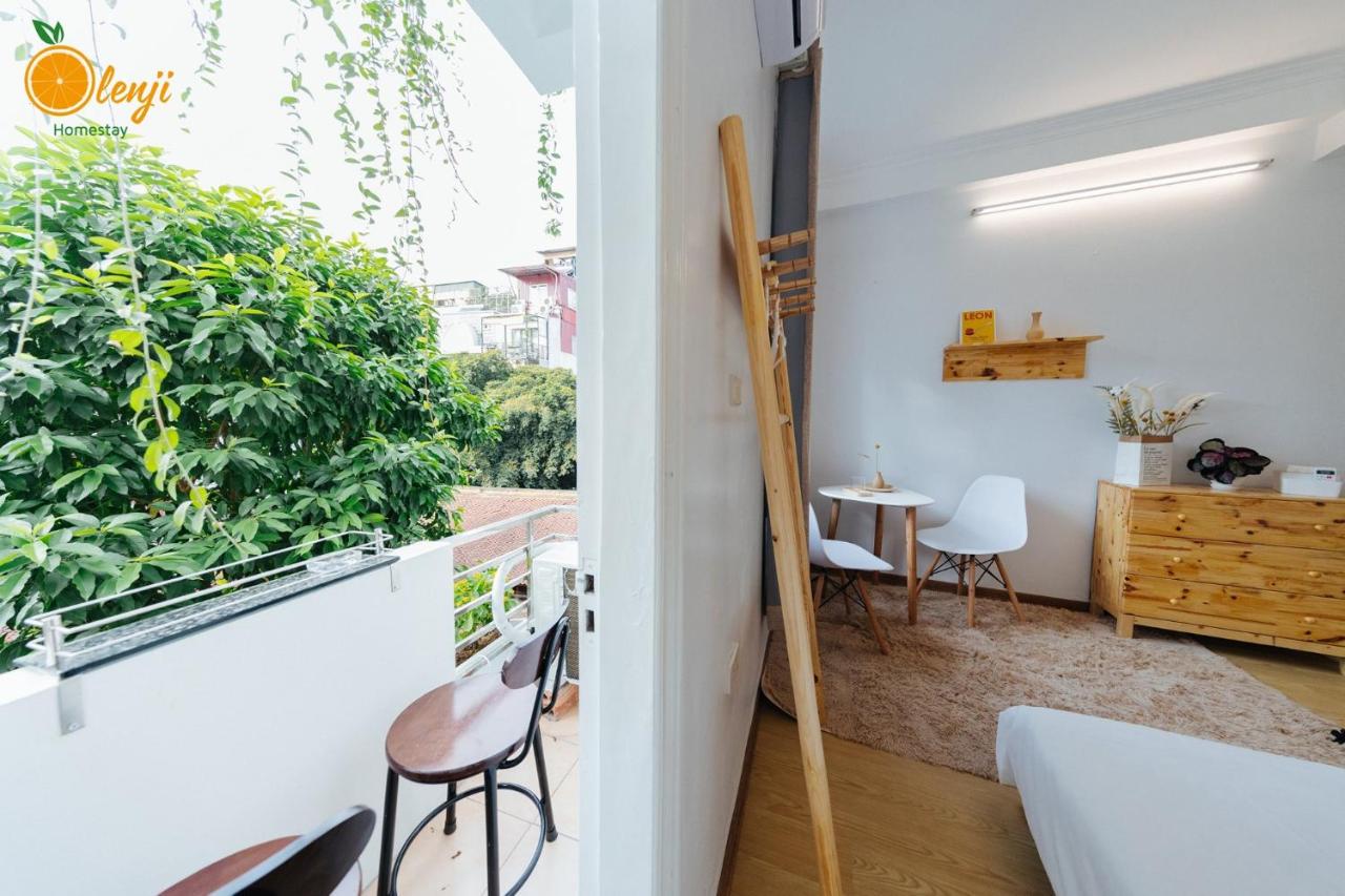 Zimmer mit Kingsize-Bett und Balkon