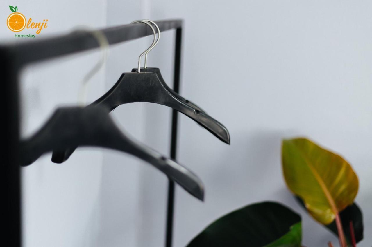 Zimmer mit Kingsize-Bett und Balkon