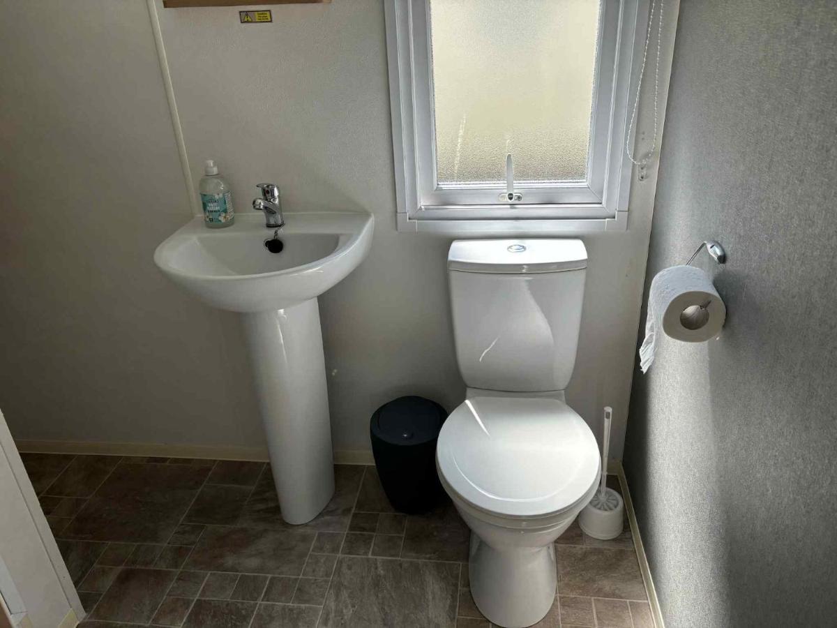 The Pines Caravan at Newquay Holiday Park - B&B