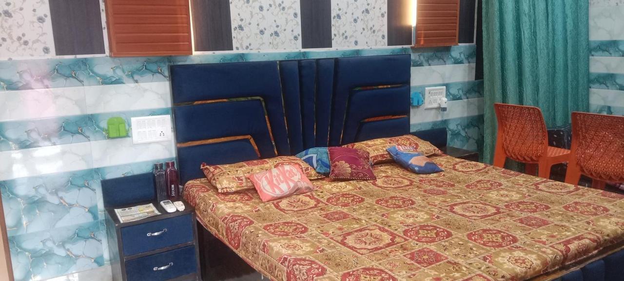 Kanha ji Divine dham 89799Vrindavan12972, free pick up also taxi and Activa rent - Ferienwohnung Mathura