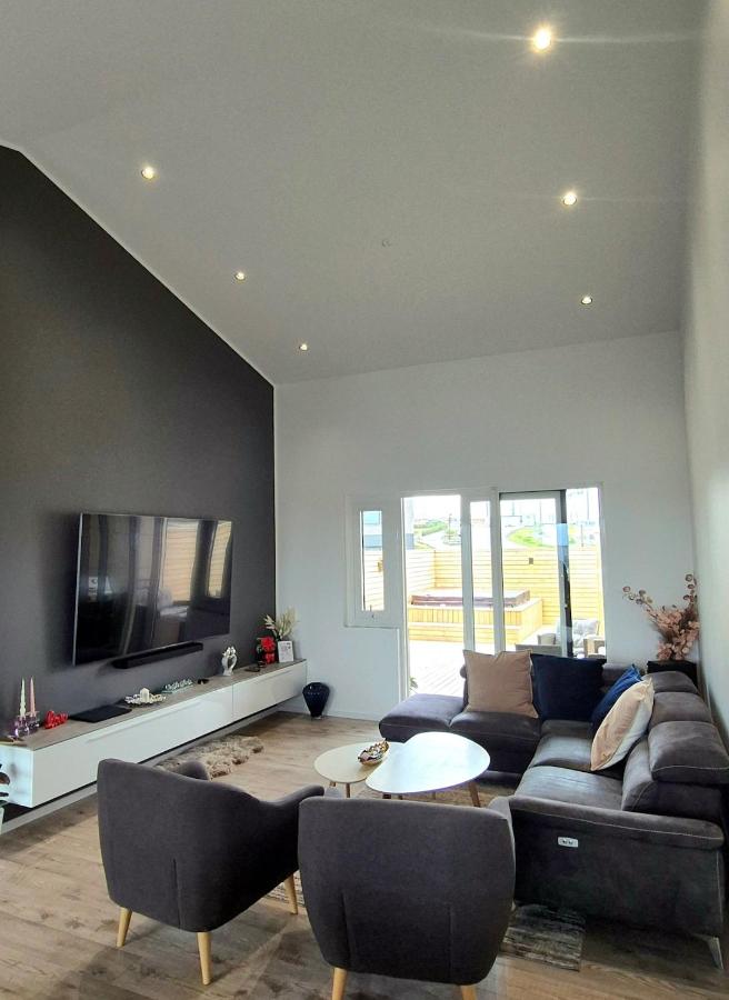 Luxurious row house with balcony and hot tub - B&B Garðabær