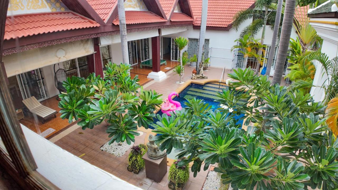 Luxurious and spacious Poolvilla at about 500 mtr from Jomtien Beach with luxurious facility Private Swimming Pool, Jaccuzi,Fitness Room,Table Tennis and many more - Bed and Breakfast Jomtien