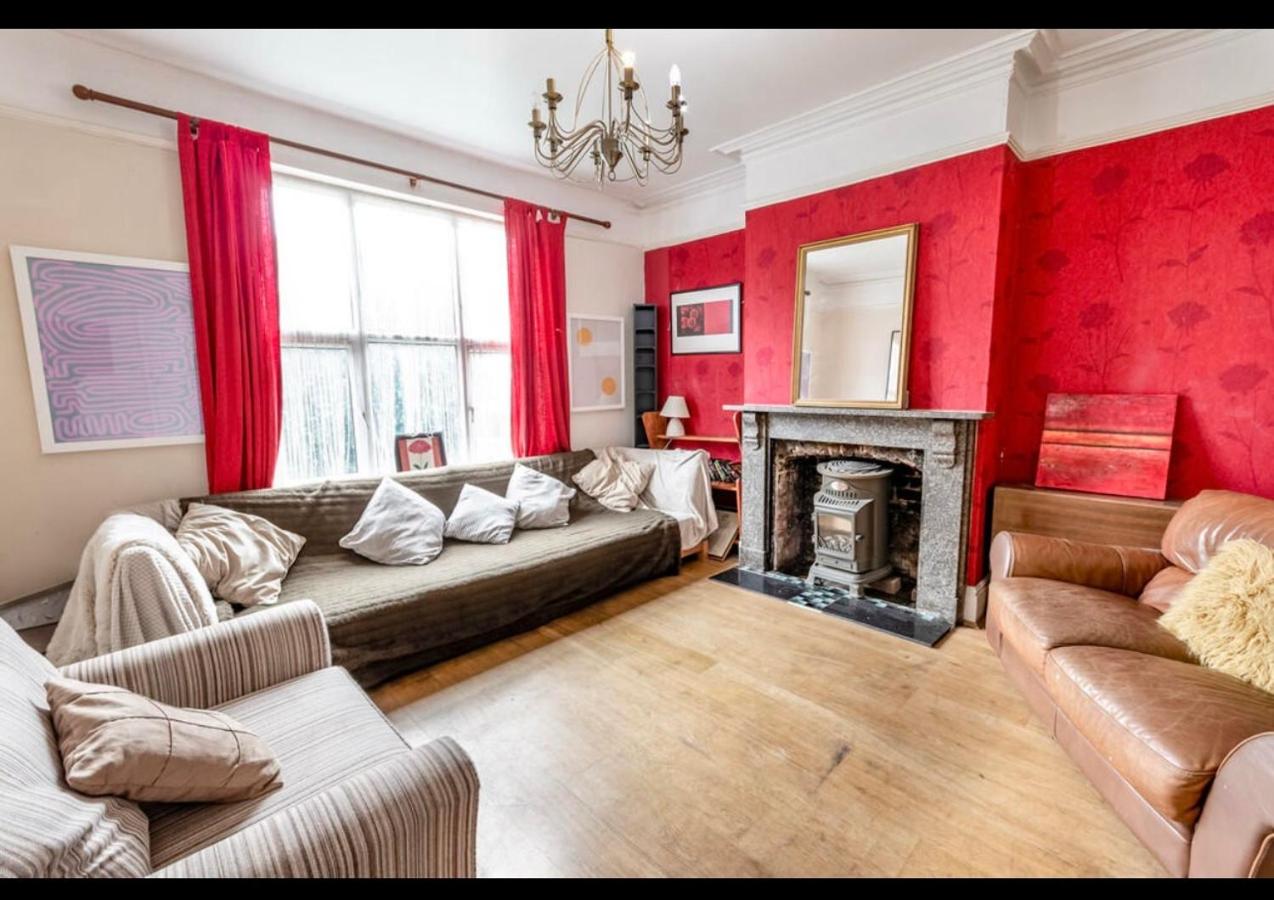 Hollies House - B&B