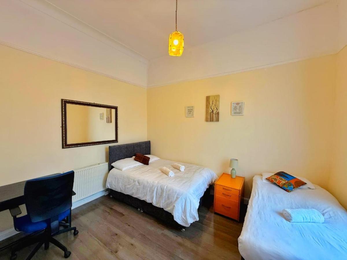Near City-Birkenhead rooms for 3 - B&B