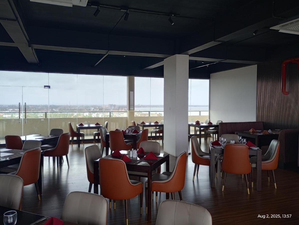 OCEAN BREEZE - WAVES LUXURY CONDO - B&B Negombo