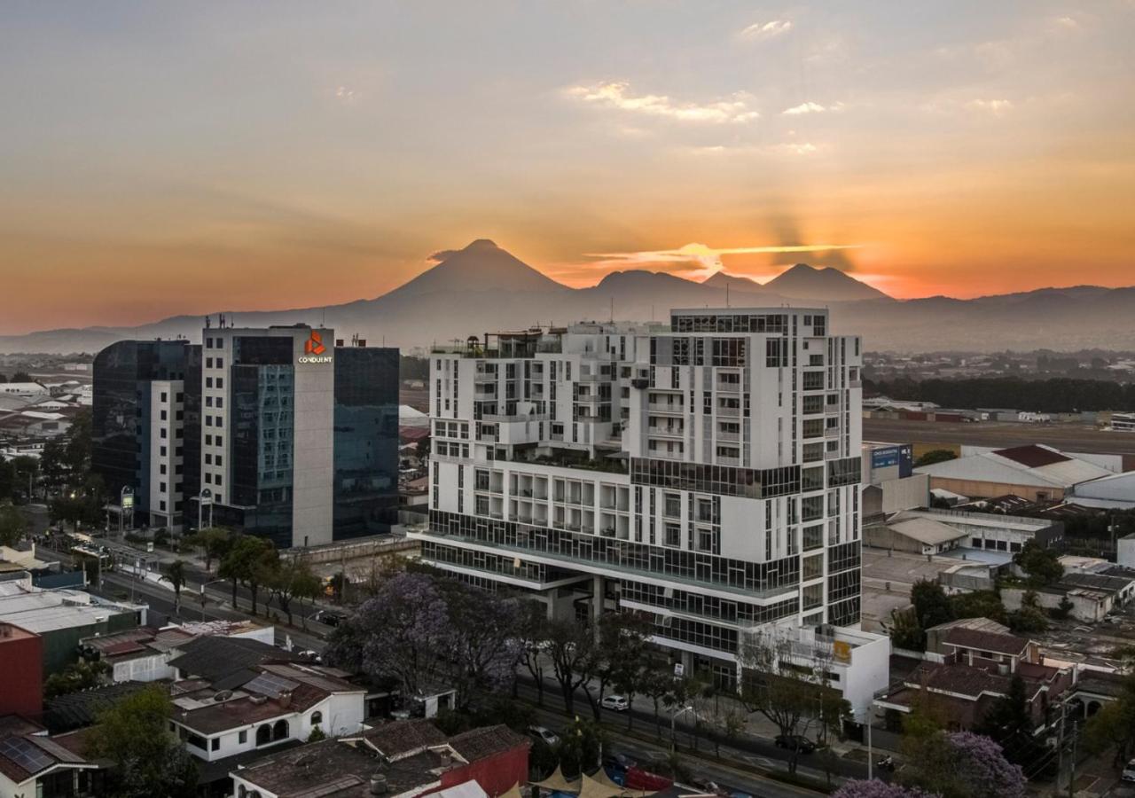 Airport and Volcano Views from 11th Floor Apartment - B&B Città del Guatemala