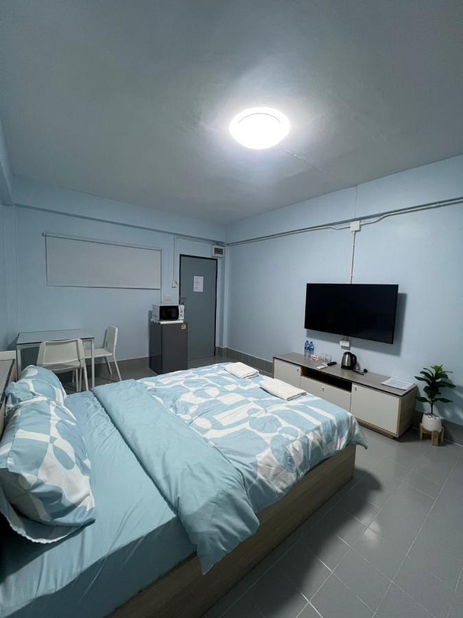 Habitación con cama grande y balcón