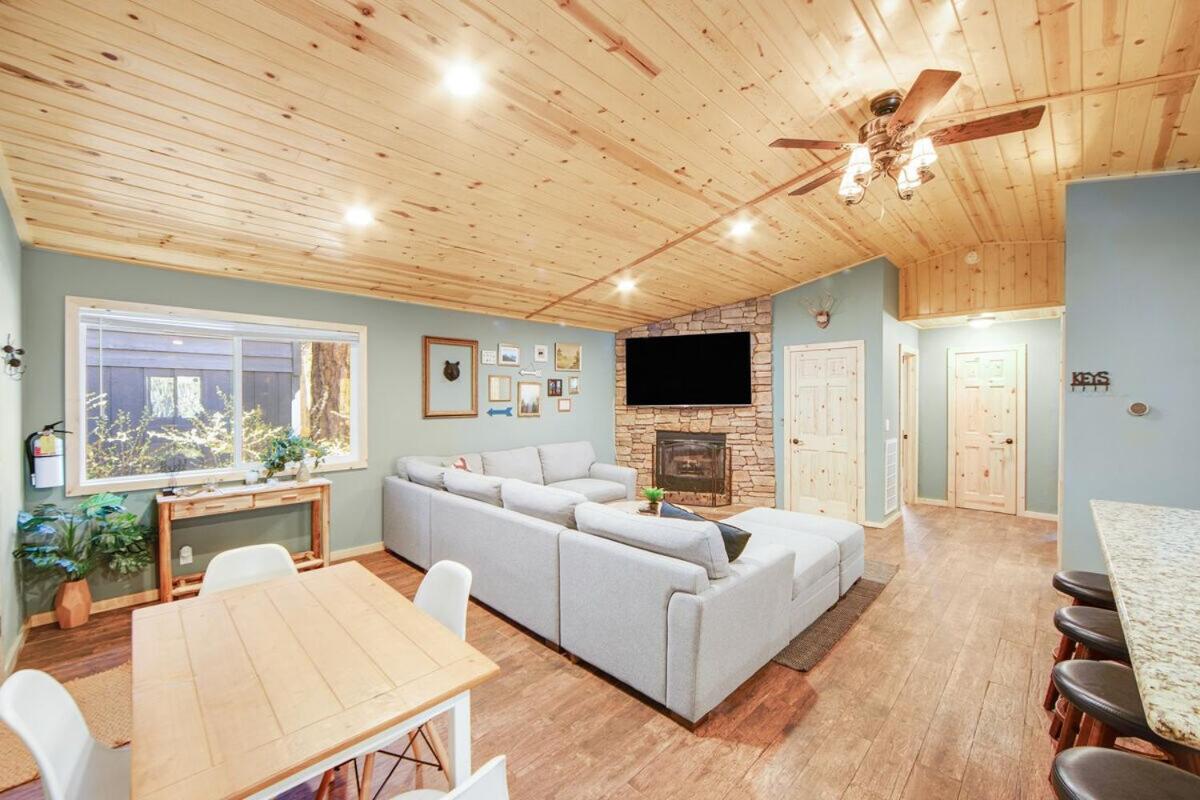 Country Club Cabin ~ Dog-friendly cabin in heart of Big Bear with hot tub, gas fireplace, & deck - B&B Big Bear