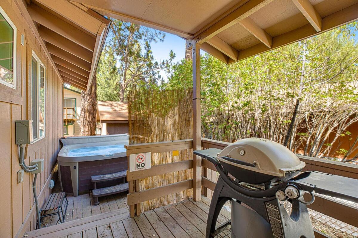 Country Club Cabin ~ Fenced Yard, Dog-friendly cabin in heart of Big Bear with hot tub. - Chambres d'hôtes Big Bear City
