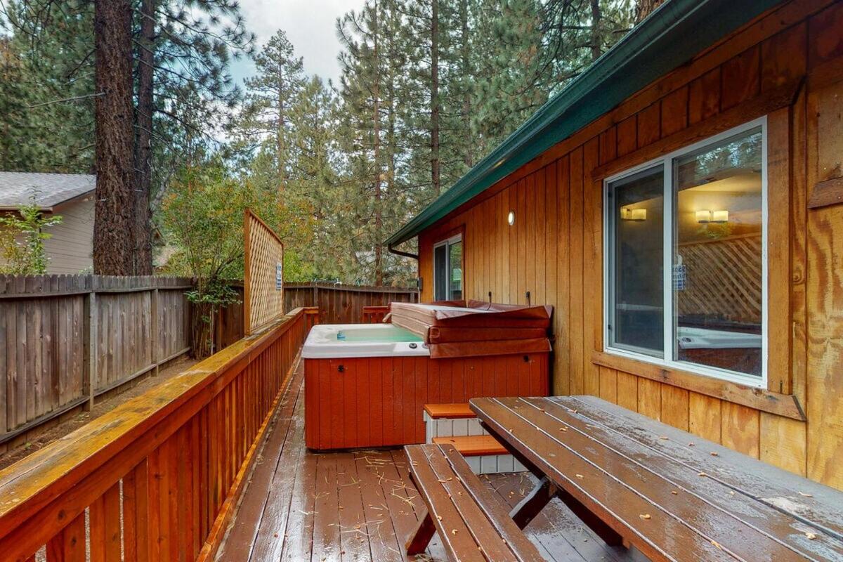 Peregrine Palace ~ Renovated Cabin w/ Private Hot Tub & Deck - Near Snow Summit & Bear Mountain - Chambres d'hôtes Big Bear Lake
