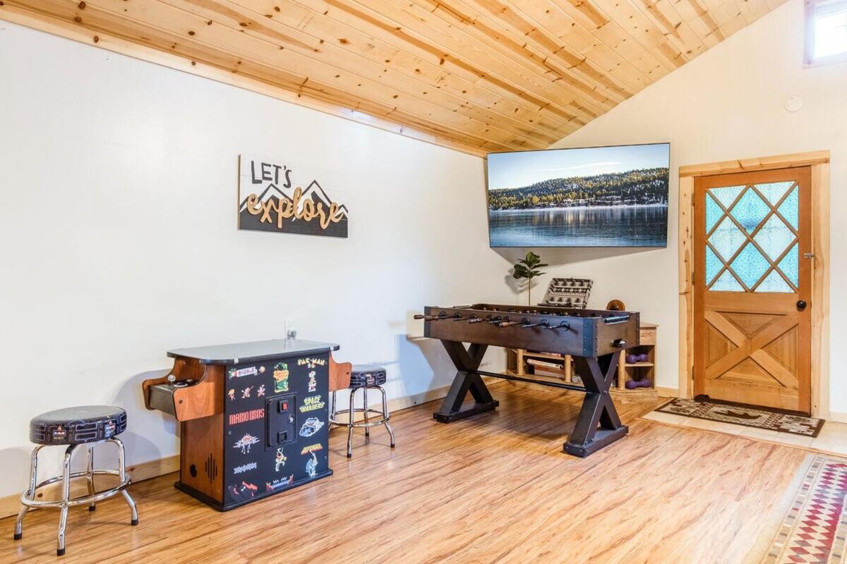 Entertainment Cabin ~ Lovely home with hot tub, game room, balcony, & firepit - dog friendly - Chambres d'hôtes Sugarloaf