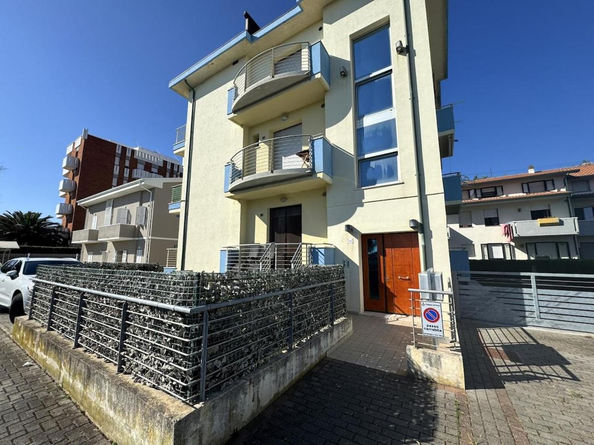 Adriatico Frontemare - free parking sea view! - B&B Fano