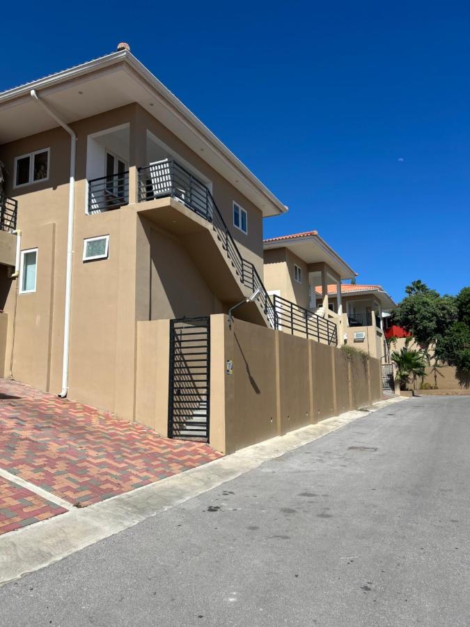 Ocean Breeze Apartment close to Mambo - B&B Willemstad