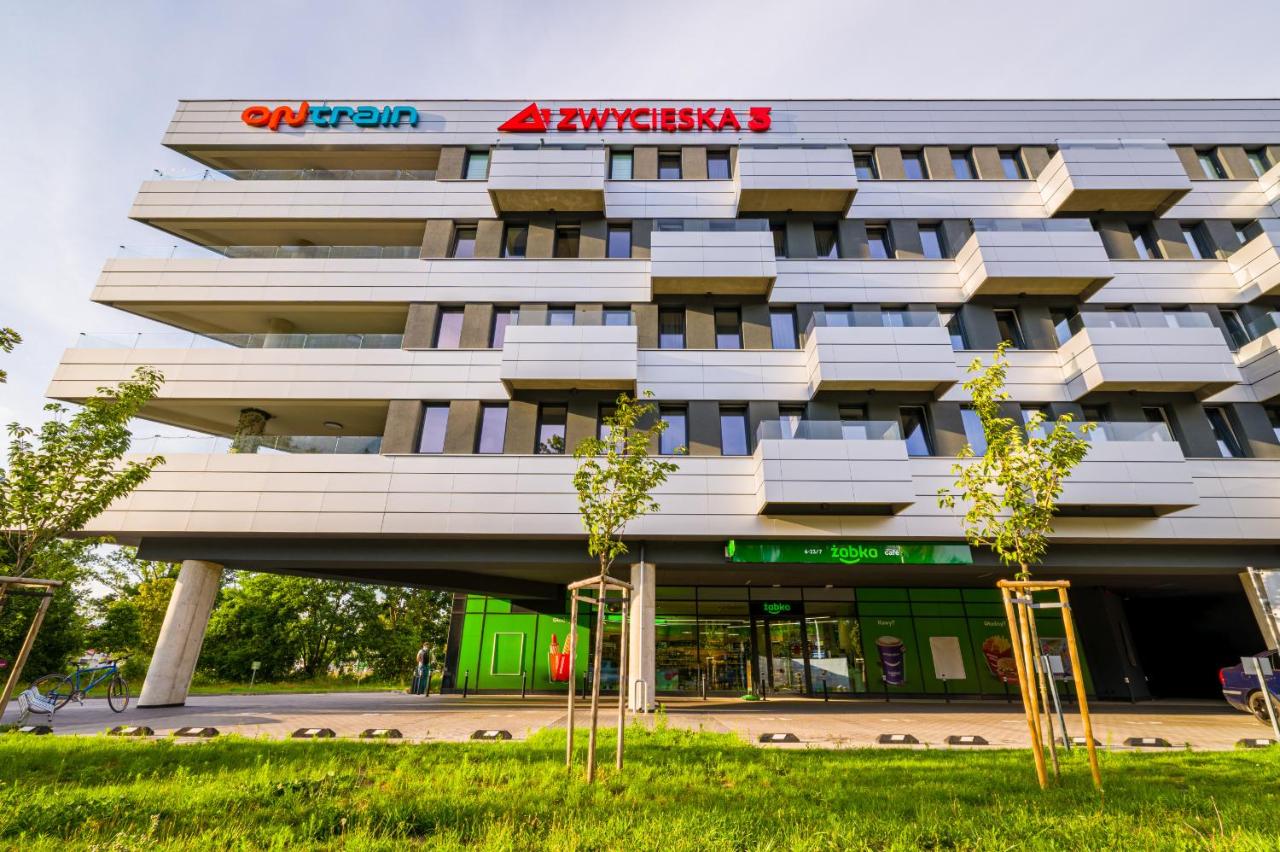 Partynice Apt - Parking & Balcony - by Rentujemy - Bed and Breakfast Wrocław