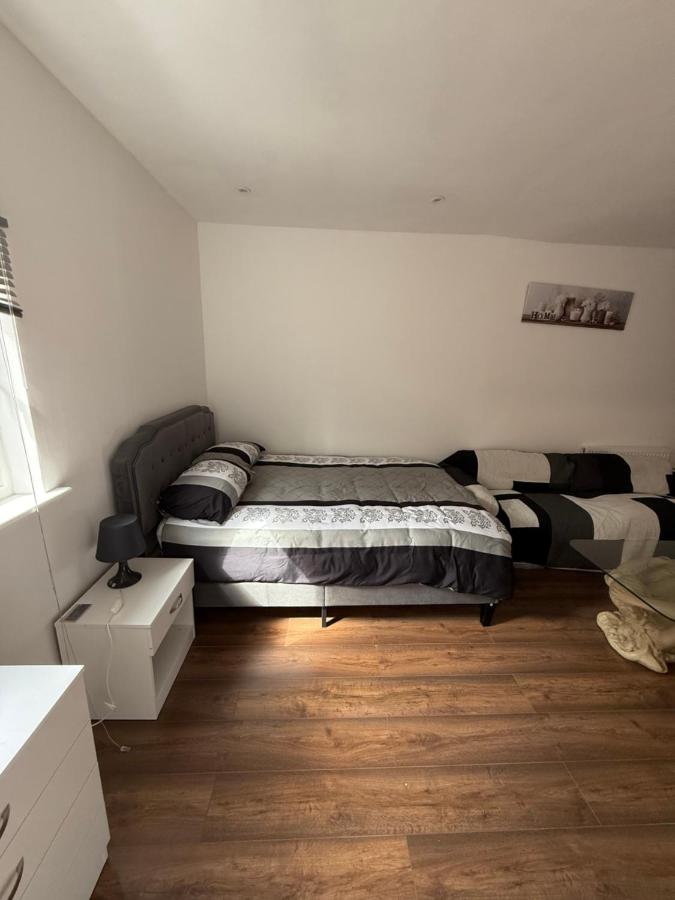 Stylish and Modern Space - B&B Shenley Brook End