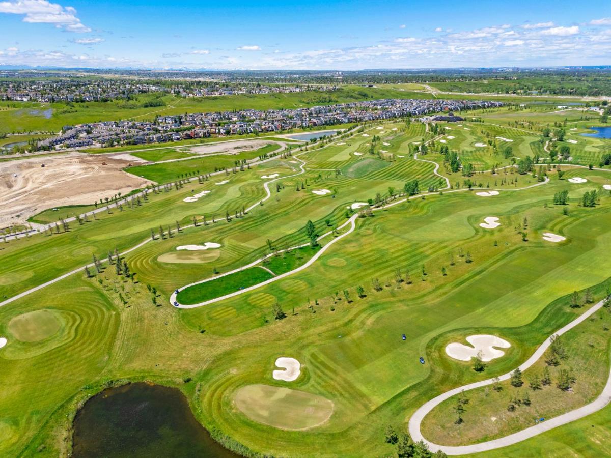 This is a 3 bedrooms and 2 and half baths entire home with free parking and wifi nearby River and Golf course - Ferienwohnung Calgary