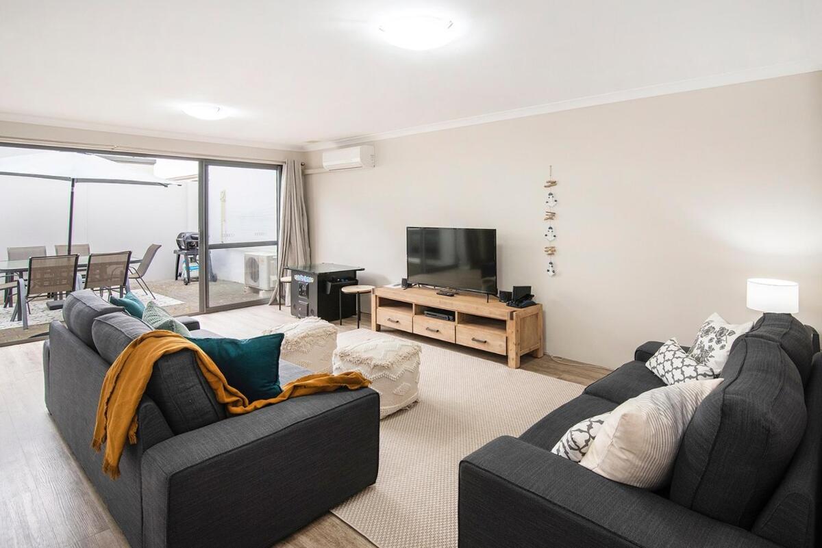 Marina Beach House- WIFI, AC in living rooms and upstairs - Bed and Breakfast Geographe