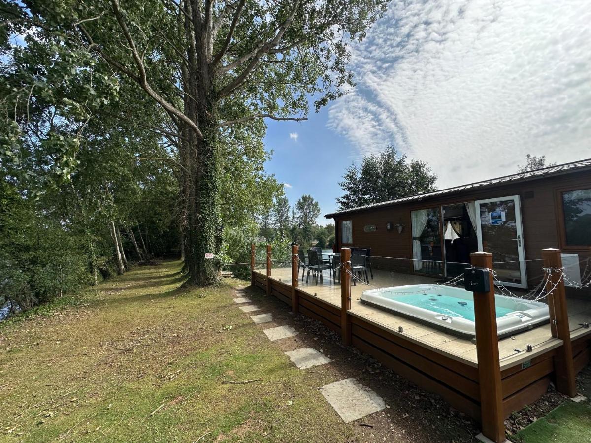 Rudd lake Luxury lakeside lodge with fishing & hot tub@Tattershall - Chambres d'hôtes Tattershall