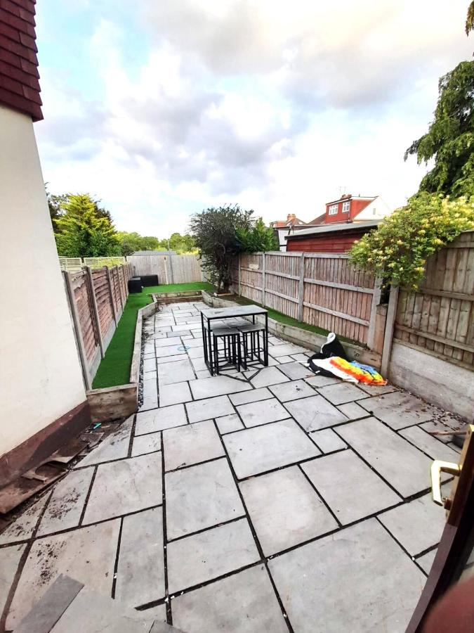 Luxury 4 Bedroom House with Free Parking - B&B Hornchurch