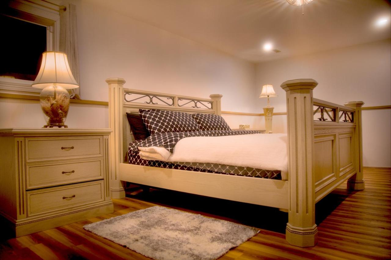 Spacious vintage styled basement apartment - B&B