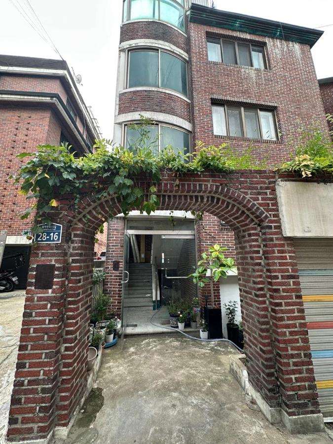 Ahyeon Station 10-minute walk Cozy Stay - B&B Seúl