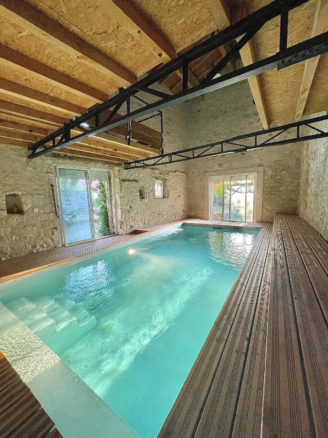 Suites zen dans maison d'hôtes avec piscine intérieure et jardin - B&B