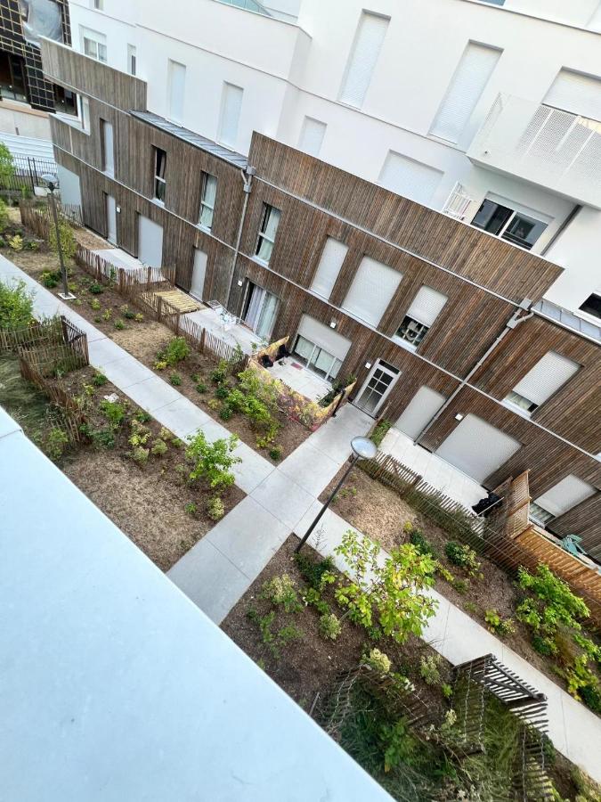 Bright apartment in Cergy - B&B