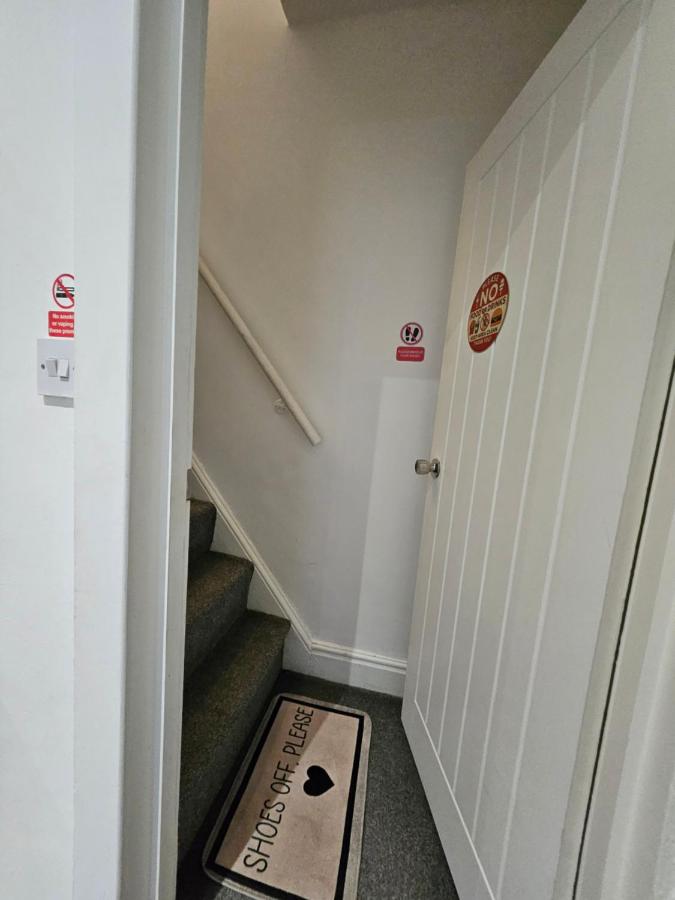 By the Joyous Stays - House with home comforts - Ferienwohnung Stoke-on-Trent
